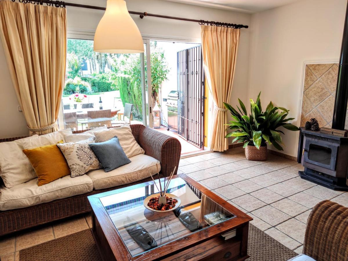 Casa vacanze Spacious Beachfront Town House In With Fully Equipped Kitchen, Pools, Garden, Sea View