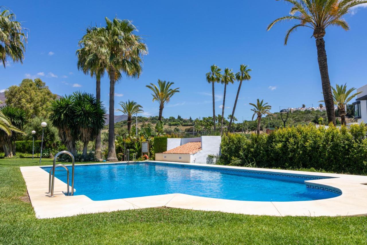 Spacious Beachfront Town House In With Fully Equipped Kitchen, Pools, Garden, Sea View Casa vacanze