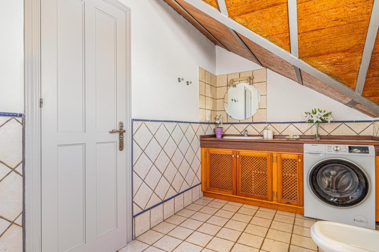 Spacious Beachfront Town House In With Fully Equipped Kitchen, Pools, Garden, Sea View Casa vacanze Estepona