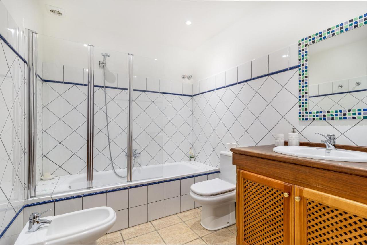Spacious Beachfront Town House In With Fully Equipped Kitchen, Pools, Garden, Sea View Casa vacanze