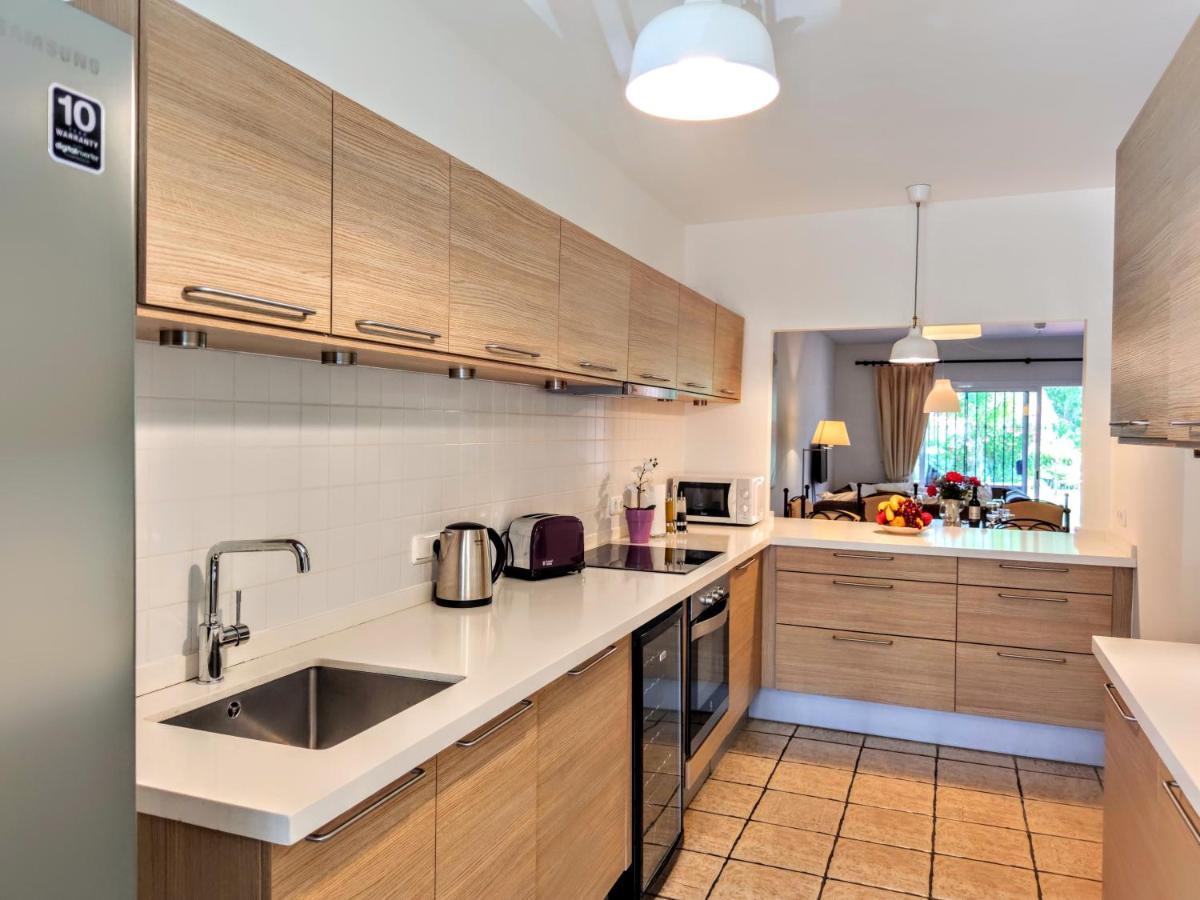 Spacious Beachfront Town House In With Fully Equipped Kitchen, Pools, Garden, Sea View Holiday home *